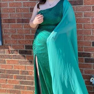 I’m selling my emerald green prom dress. It’s a size 12 with a detachable train.